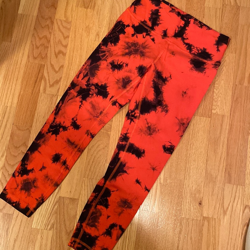 Lululemon 25” size 10 leggings; I believe they’re Wondertrain style